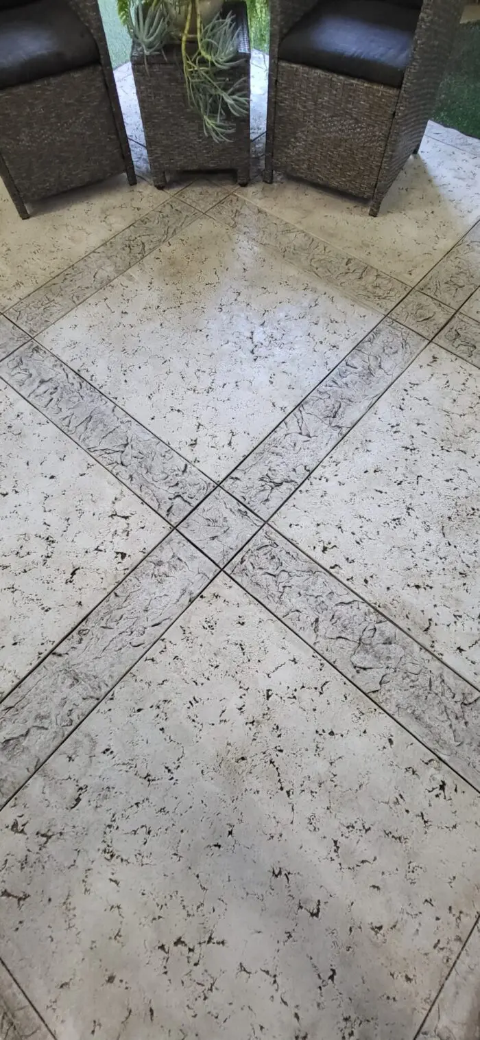 Trevi square with border