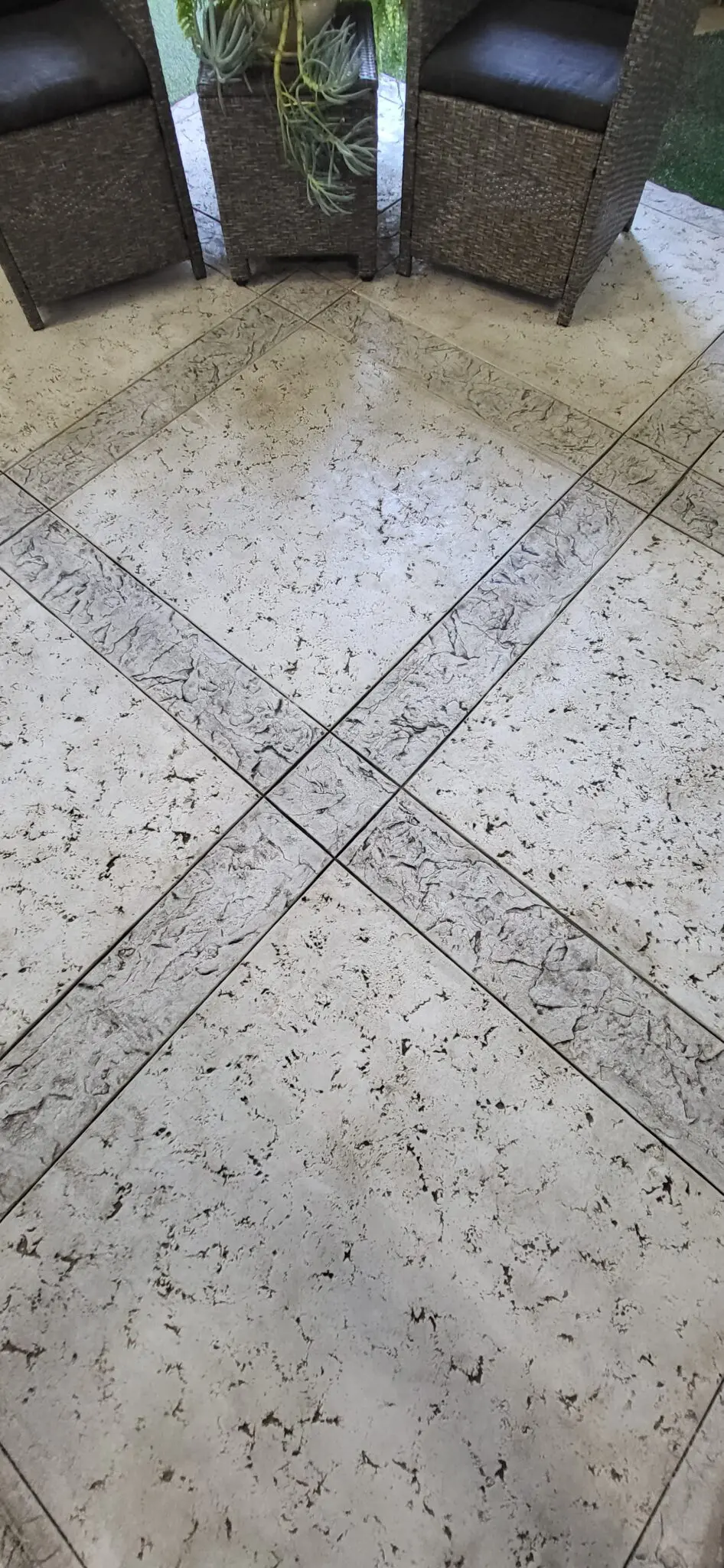 Trevi square with border