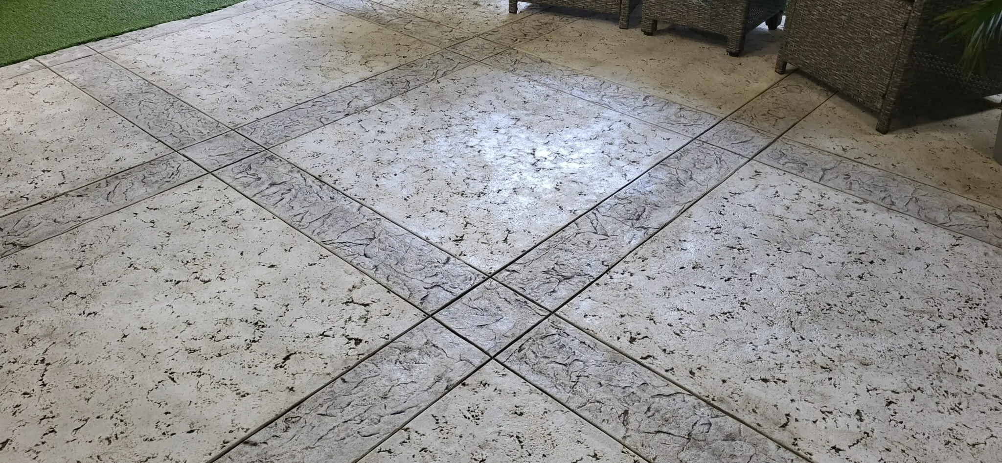 Trevi square with border - Image 3